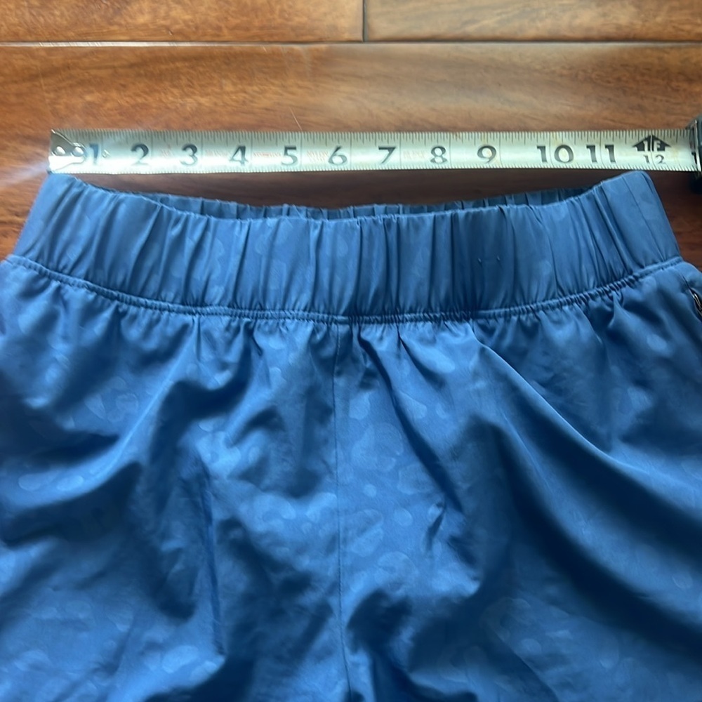 GapFit Size XS Petite Leopard Print Blue Shorts - Picture 4 of 7